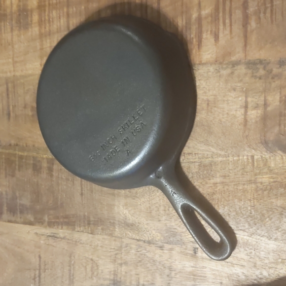 Vintage Unmarked Wagner Cast Iron Skillet, #3 - Picture 9 of 12